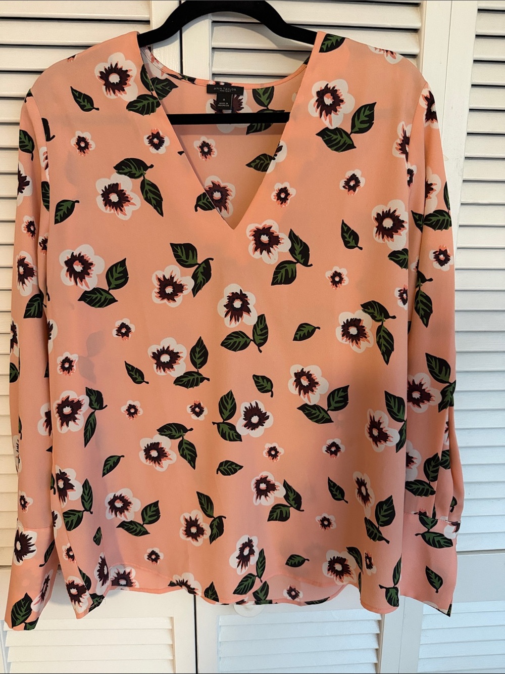 Ann Taylor Peach Floral V-Neck Blouse - Women's Top Size Medium